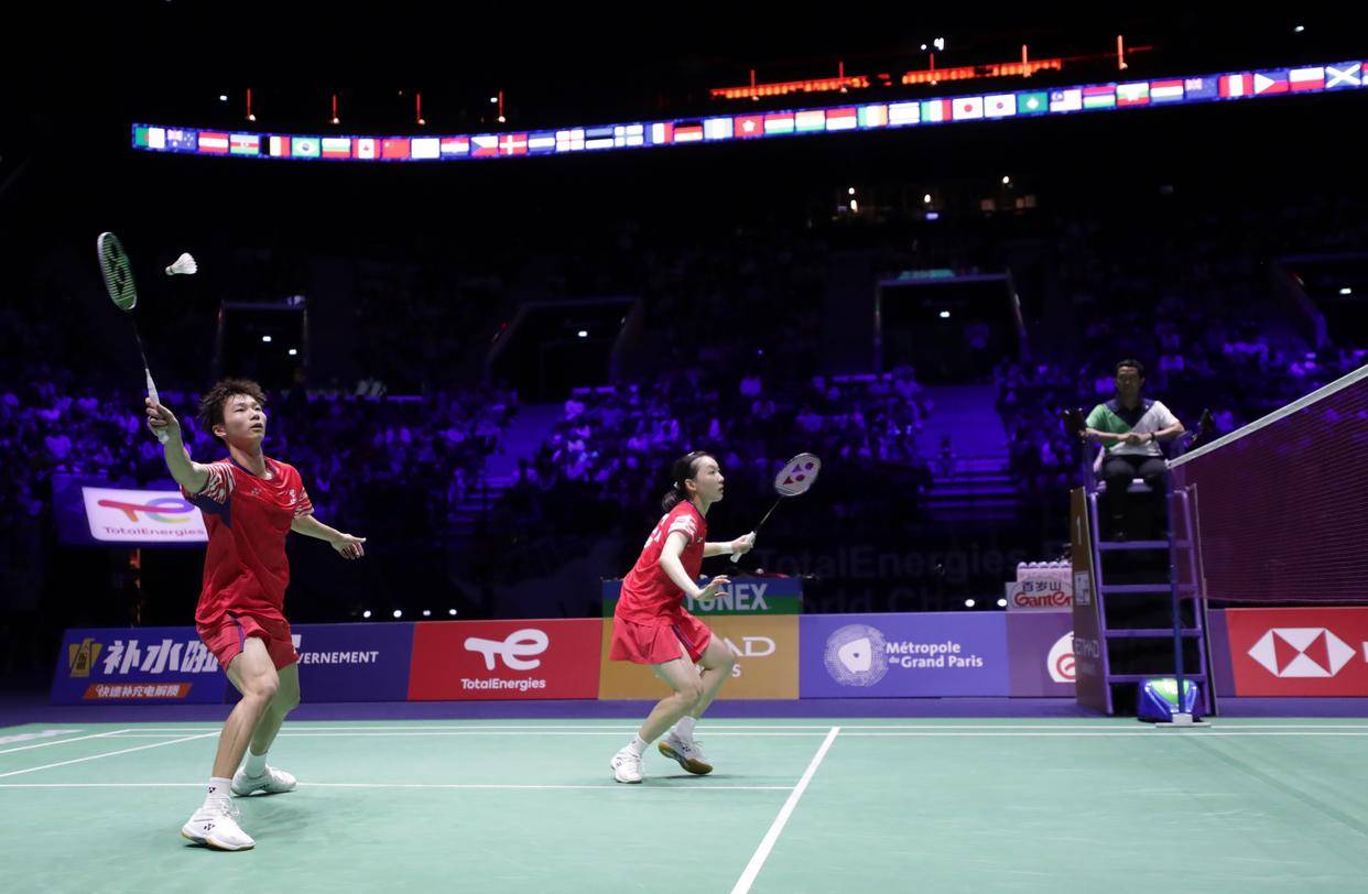 神情自信而 神情自信而